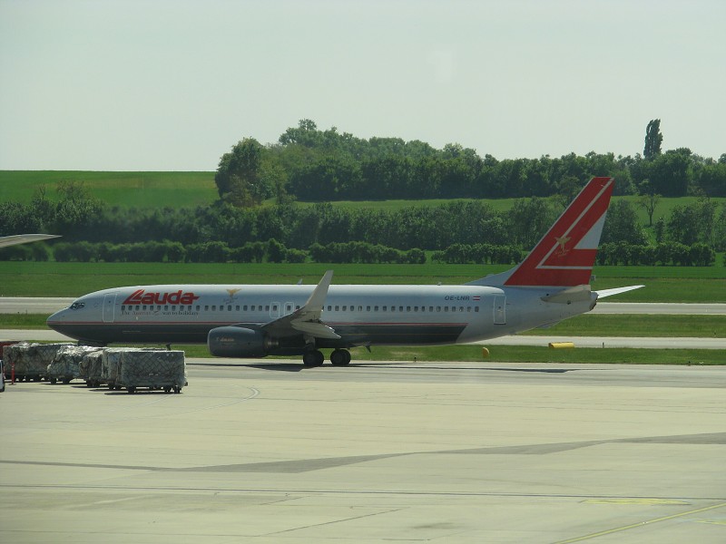 Boeing 737-800 spol. Lauda Air (registrace OE-LNR)