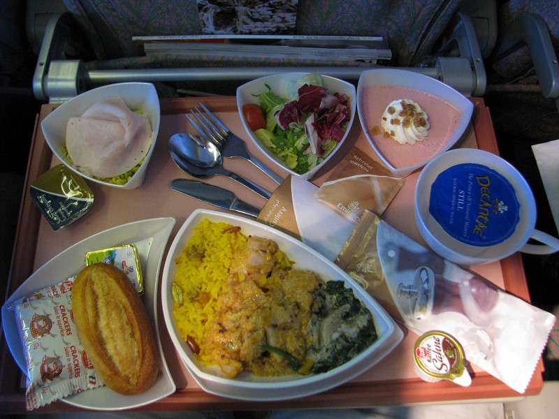 Oběd na trase Vídeň-Dubaj u spol. Emirates - kuře s ořechovou omáčkou