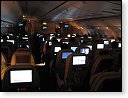 Pohled na obrazovky cestujících při zhasnutých světlech (Boeing 777-300ER Emirates)