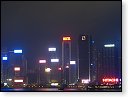 Noční pohled na mrakodrapy na ostrově Hongkong