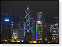 Noční pohled na budovu Bank of China (369 m)
