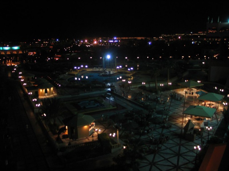 Areál hotelu v noci