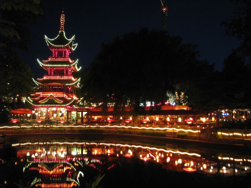 Osvětlená čínská restaurace Det kinesiske Tarn
