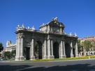 Bývalá městská brána Puerta de Alcalá u parku Parque del Retiro