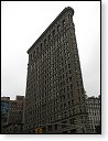 Flatiron Building, jeden z prvních mrakodrapů v New Yorku (roh 23. ulice a 5. Avenue)