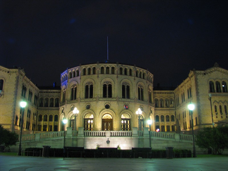 Budova norského parlamentu v noci - Storting (ulice Karl Johans gate)