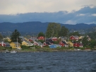 Typické norské domky cestou lodí na fjordy