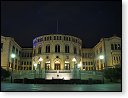 Budova norského parlamentu v noci - Storting (ulice Karl Johans gate)