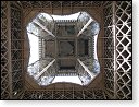 Střed Eiffelovy věže ze spoda