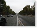 Avenue des Champs Elysées - v pozadí Vítězný oblouk